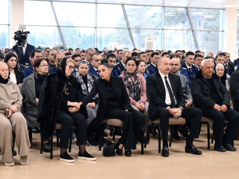 Prezident və&nbsp;xanımı&nbsp;həlak olan ekipaj üzvlərinin ailələri ilə bir arada -&nbsp;FOTOLAR