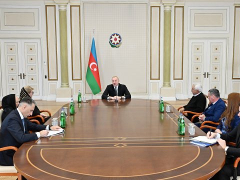 İlham Əliyev qəzada həlak olan ekipaj üzvlərinin ailələri ilə&nbsp;GÖRÜŞDÜ -YENİLƏNDİ