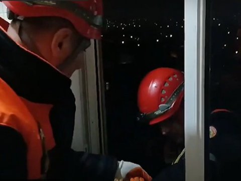 Yaşayış binasında köməksiz qalan yeniyetmə xilas edildi&nbsp;- Video