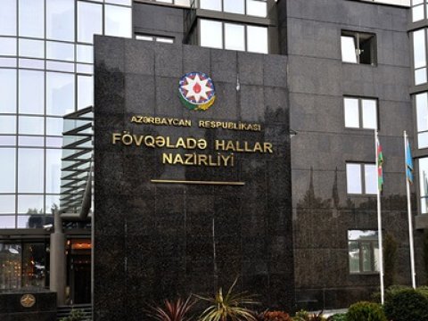 Mənzildə köməksiz qalan 2 uşaq xilas edilib