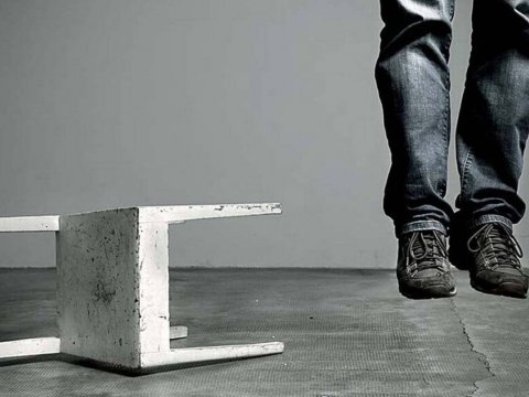 22 yaşlı gənc intihar edib