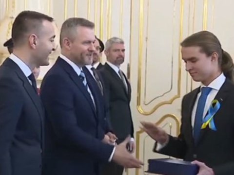 Şagird Slovakiya Prezidentinin əlini sıxmaqdan imtina etdi&nbsp;- VİDEO