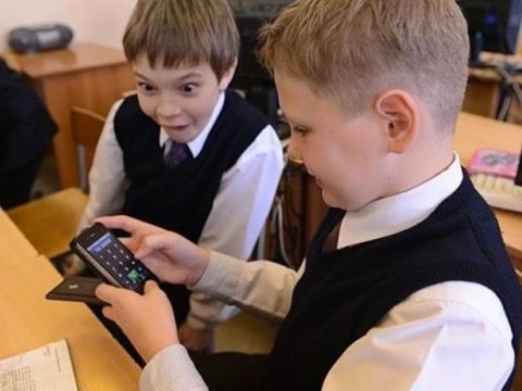 Şagirdlərə dərsdə telefon qadağan edilir 