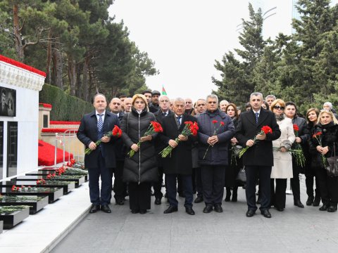 BMU-nun kollektivi Şəhidlər xiyabanını ziyarət edib