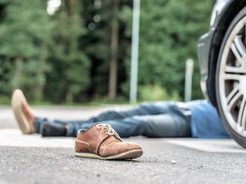 Gənc oğlan yol-nəqliyyat hadisəsində ağır xəsarət alıb