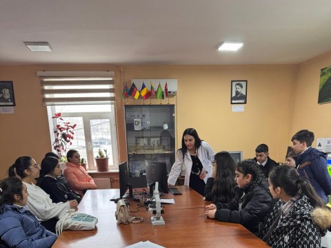 MDU-da "Fizika ayı"çərçivəsində laboratoriyada məktəblilərin görüşü təşkil olunub