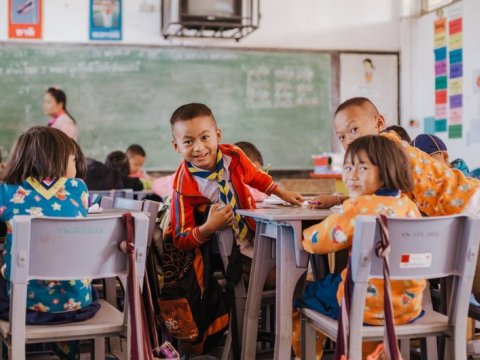 Tailandda 350-dən çox məktəb bağlanıb