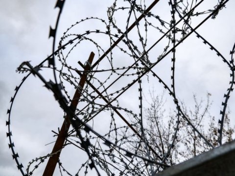 Böyük Britaniyada üç uşağı öldürən yeniyetmə 52 il həbs cəzası alıb