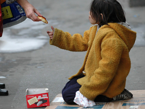 Dilənçilik edərək təhsildən yayınan uşaqlar: Valideynləri hansı cəzalar gözləyir? 