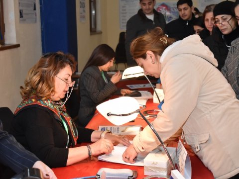 1 milyondan çox seçici səs verib