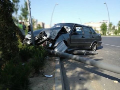 Zaqatalada maşın işıq dirəyinə çırpıldı - Yaralılar var