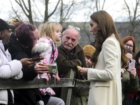 Şahzadə 3 yaşlı qıza görə kral protokolunu pozdu