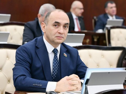 Şagirdlər üçün şəxsi sürücü tutulması böyük tıxaca səbəb olur