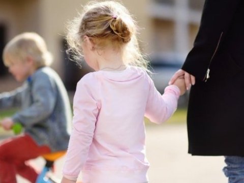 Azərbaycanda daha 6 uşaq övladlığa verildi