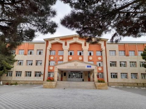 Məktəbin həyətində qadının ŞAH DAMARINI KƏSDİLƏR