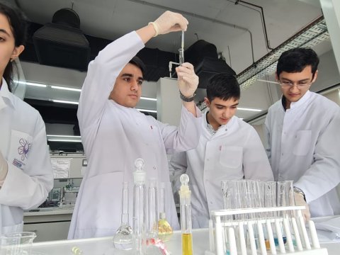 Kimya müəllimi: Dərsliklərdə mövzuların izahı sadə və anlaşılan olmalıdır