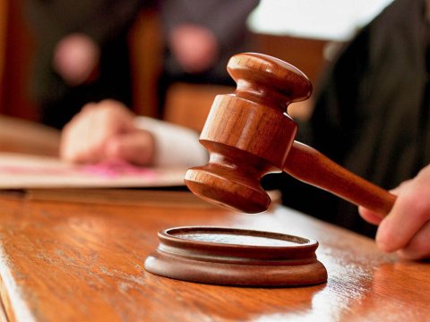 Dələduzluqda ittiham olunan bağça müdirinin&nbsp;məhkəməsi olub