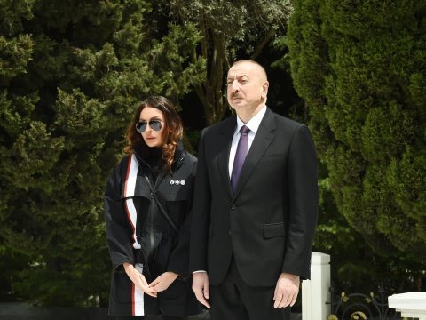 İlham Əliyev və Mehriban Əliyeva Xocalı soyqırımı abidəsini ziyarət ediblər