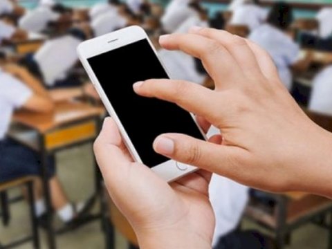 Danimarkada məktəblərdə smartfon istifadəsi qadağan ediləcək