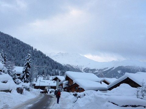 Gecə bəzi ərazilərə qar yağıb