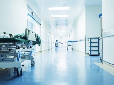 Beşinci mərtəbədən yıxılan yeniyetmə sağ qalıb