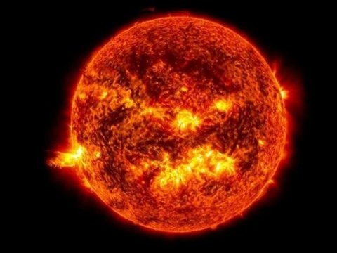 Günəşdə güclü partlayış baş verib