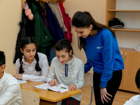 Dərslərdə iştirak edən valideynlər: Dəstək, yoxsa psixoloji təzyiq?