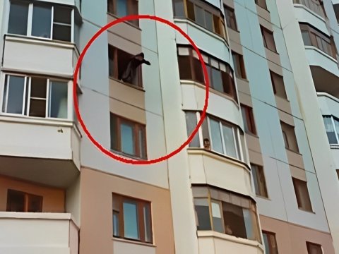 Bakıda yeniyetmə eyvandan YIXILIB ÖLDÜ