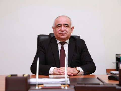 Kişi müəllimlərin azlığı: Qadınların əhatəsində böyüyən oğlanların xarakterində qüsurlar olur