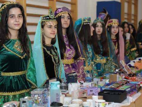 132-134 nömrəli lisey xeyriyyə yarmarkası təşkil edib - FOTOLAR