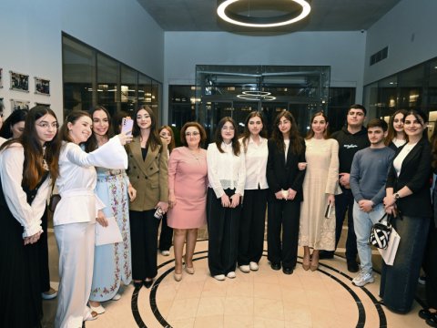 Leyla və Arzu Əliyevalar UNEC-də tələbələrlə görüşüblər