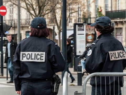 Fransada ana iki oğlu ilə birlikdə bıçaqla liseyə hücum edib