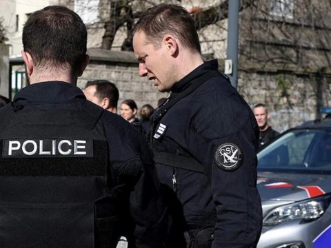 Bıçaqla silahlanmış qadın və iki oğlu orta məktəbə basqın ediblər