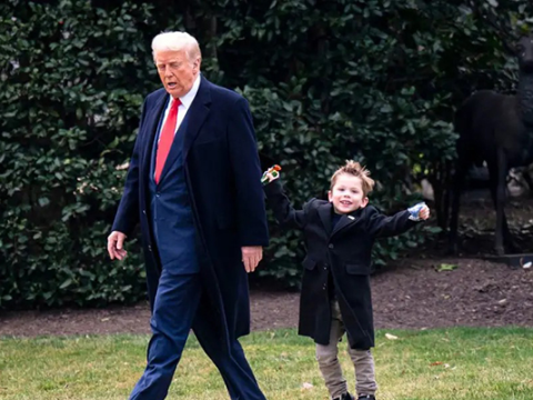 4 yaşlı X yenə Trampla yan-yana