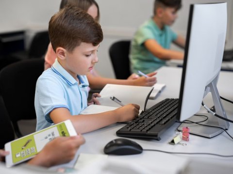 Hazırda 9 şagirdə 1 kompüter düşür