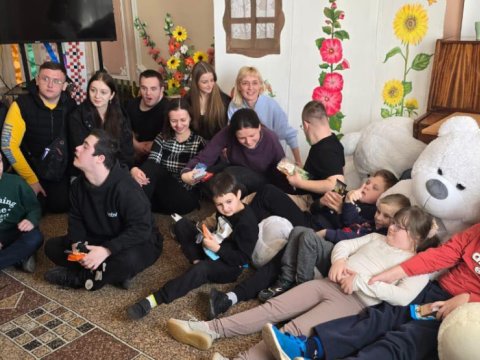 Daun sindromlu uşaqlara bayram sovqatı paylanılıb