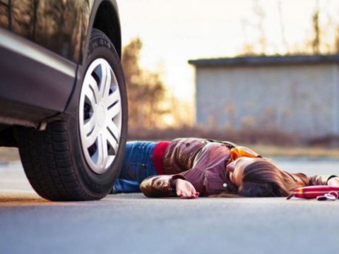 Bakıda avtomobil 19 yaşlı qızı vurub