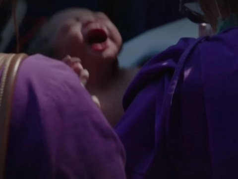 Zəlzələdən sonra küçədə körpə dünyaya gəlib