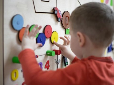 Valideyn autizmli övladının nitqinin inkişafını istəyirsə, onunla danışarkən konkret olmalıdır