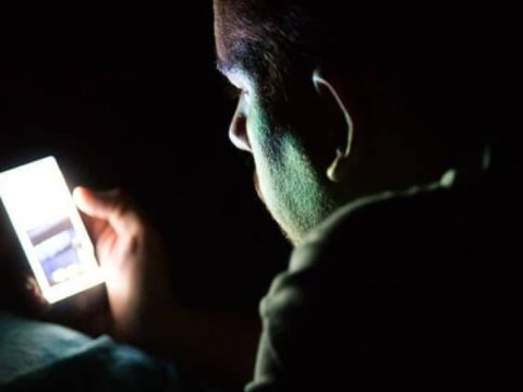Araşdırma: Yataqda telefona baxmaq yuxusuzluğu artırır