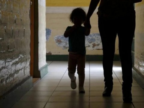 Ana üç övladını ikinci dəfə sığınacağa ATDI