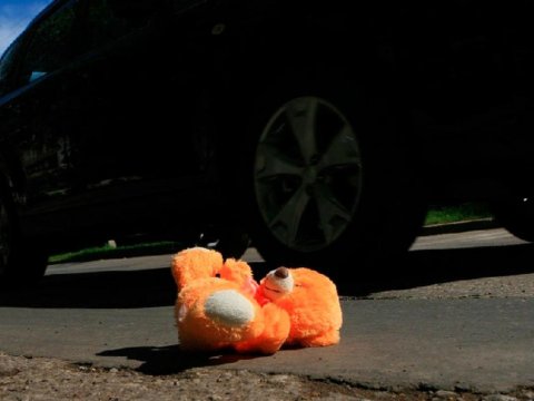 Azyaşlı avtomobilin pəncərəsindən yola düşüb