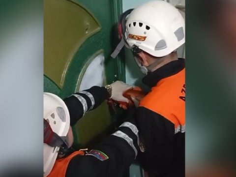 Bağlı qapı arxasında qalan uşaq xilas olundu