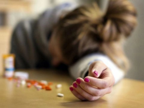 Yeniyetmə qız dərman içib, qollarını kəsdi&nbsp;