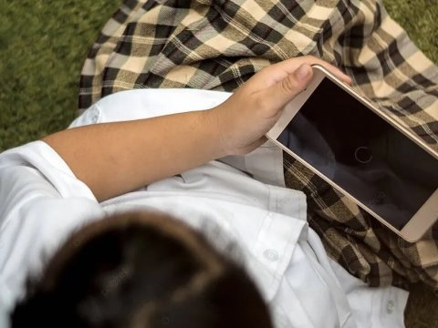 Şagirdlərin telefon bəlası: Qadağa nəticə verəcəkmi?