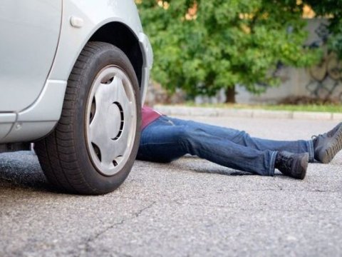 Mikroavtobus 20 yaşlı gənci vurdu