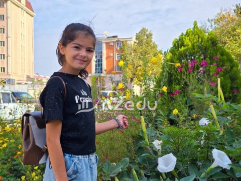 5 dil bilən Nübar: Anamı xaricə aparmaq üçün diplomat olacam