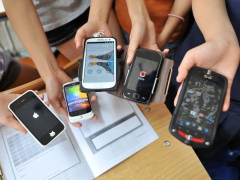 Müəllimlərin sosial media “şousu” - Dərs, yoxsa “Trend”?