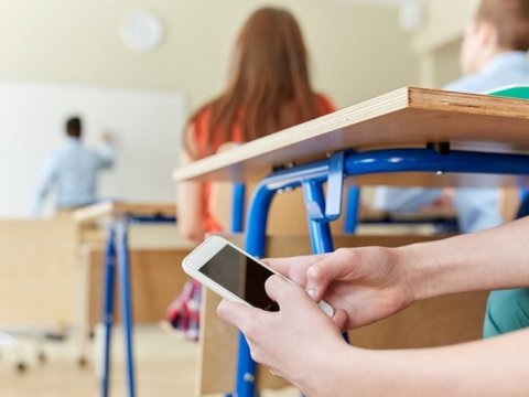 Fransada məktəblilərə mobil telefondan istifadə qadağan edilib