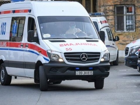 8-ci sinif şagirdi məktəbin ikinci mərtəbəsindən yıxılıb